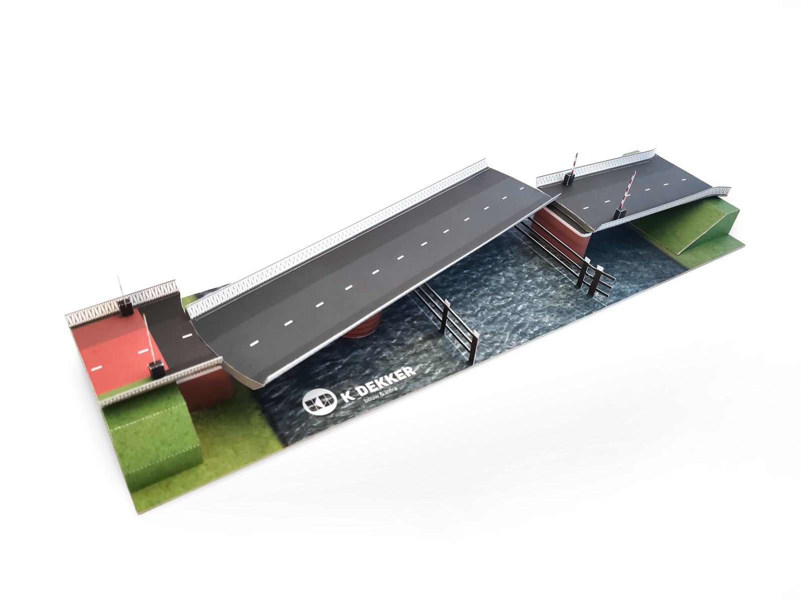 Afgewerkte papieren maquette brug Amsterdam, half open