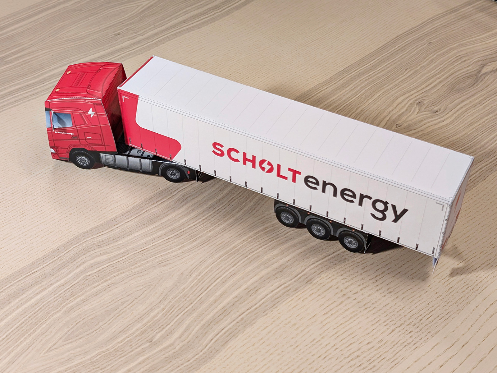Rear view of the DAF truck paper model