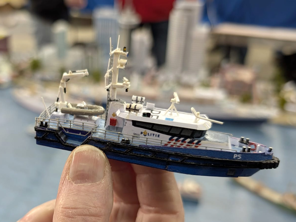 Een gedetailleerd model van de politieboot dat is aangepast door een echte modelbouwer
