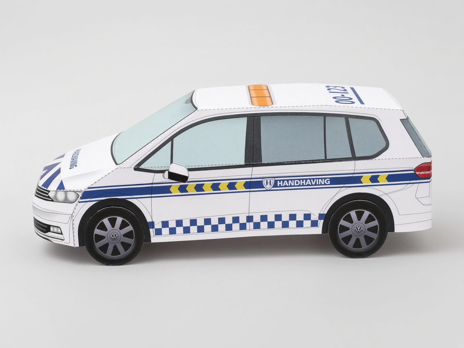 Paper model of the Volkswagen Touran enforcement car, side view